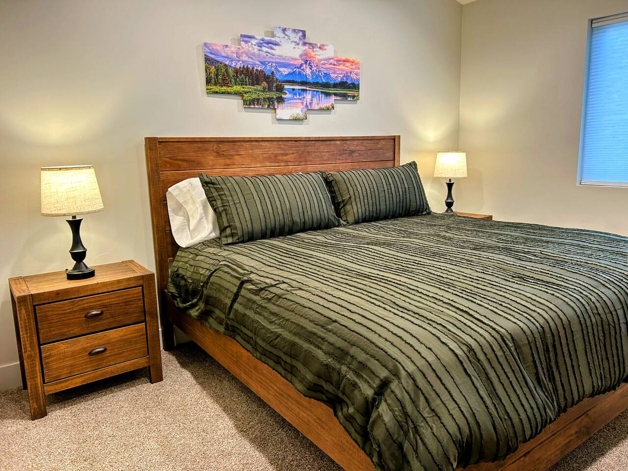 Modern Gem | Walkable | 2 Kings | Bunks | Hot Tub
