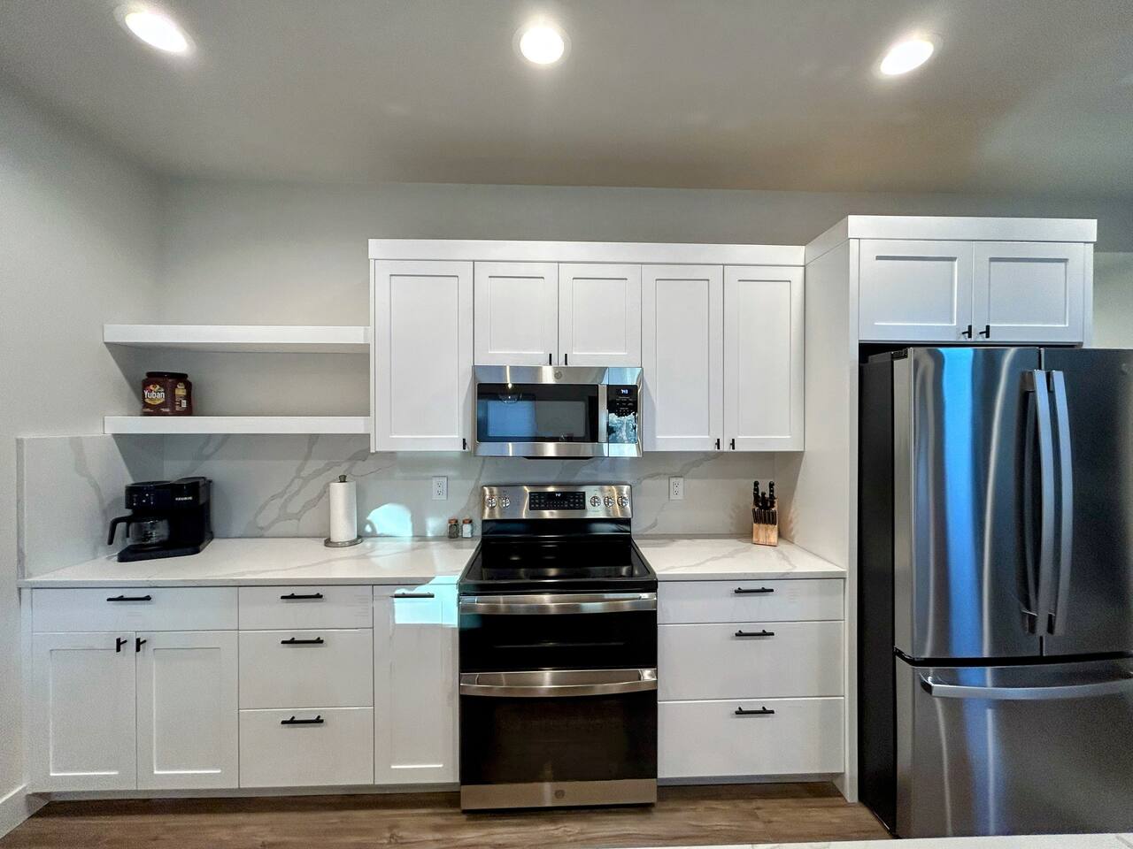 Modern Gem | Walkable | 2 Kings | Bunks | Hot Tub