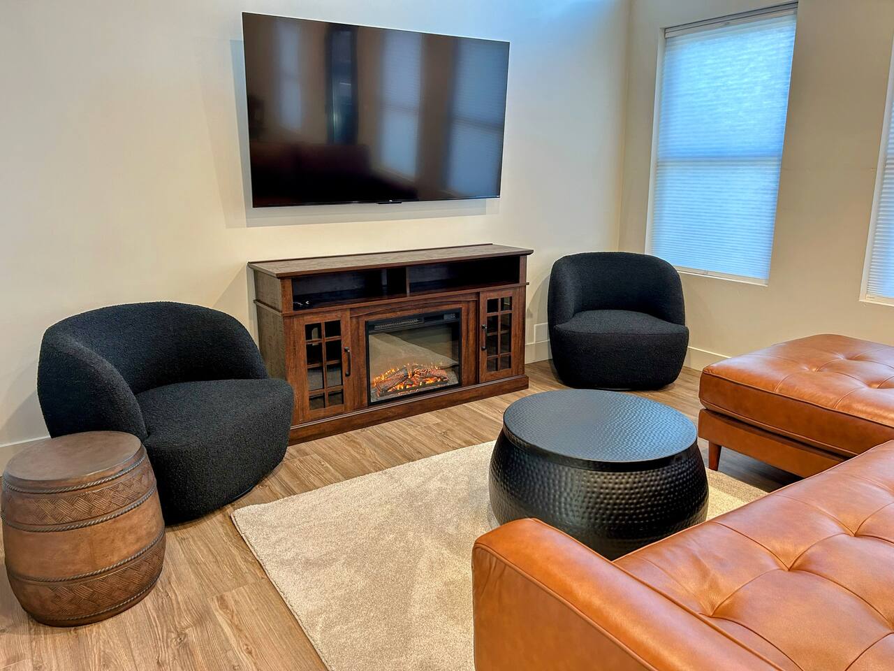 Modern Gem | Walkable | 2 Kings | Bunks | Hot Tub