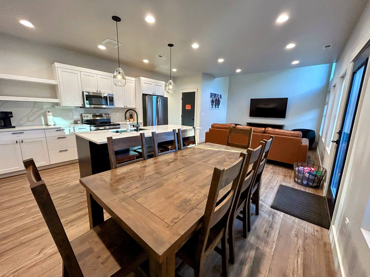 Modern Gem | Walkable | 2 Kings | Bunks | Hot Tub