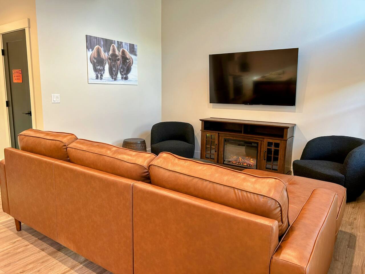 Modern Gem | Walkable | 2 Kings | Bunks | Hot Tub