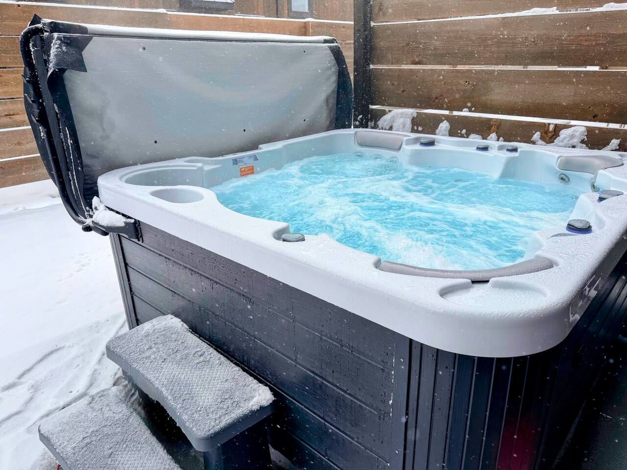 Luxury Retreat • Hot Tub • Walkable • 3 King Beds