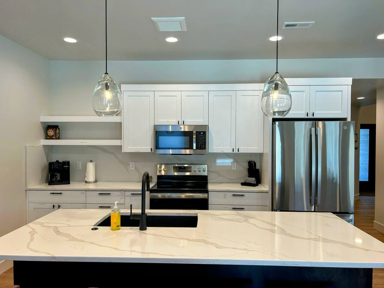 Luxury Retreat • Hot Tub • Walkable • 3 King Beds