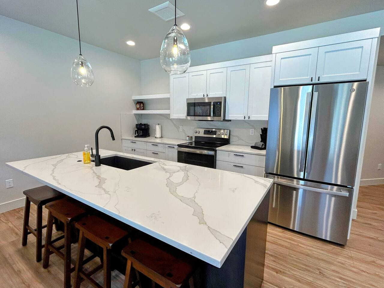 Luxury Retreat • Hot Tub • Walkable • 3 King Beds