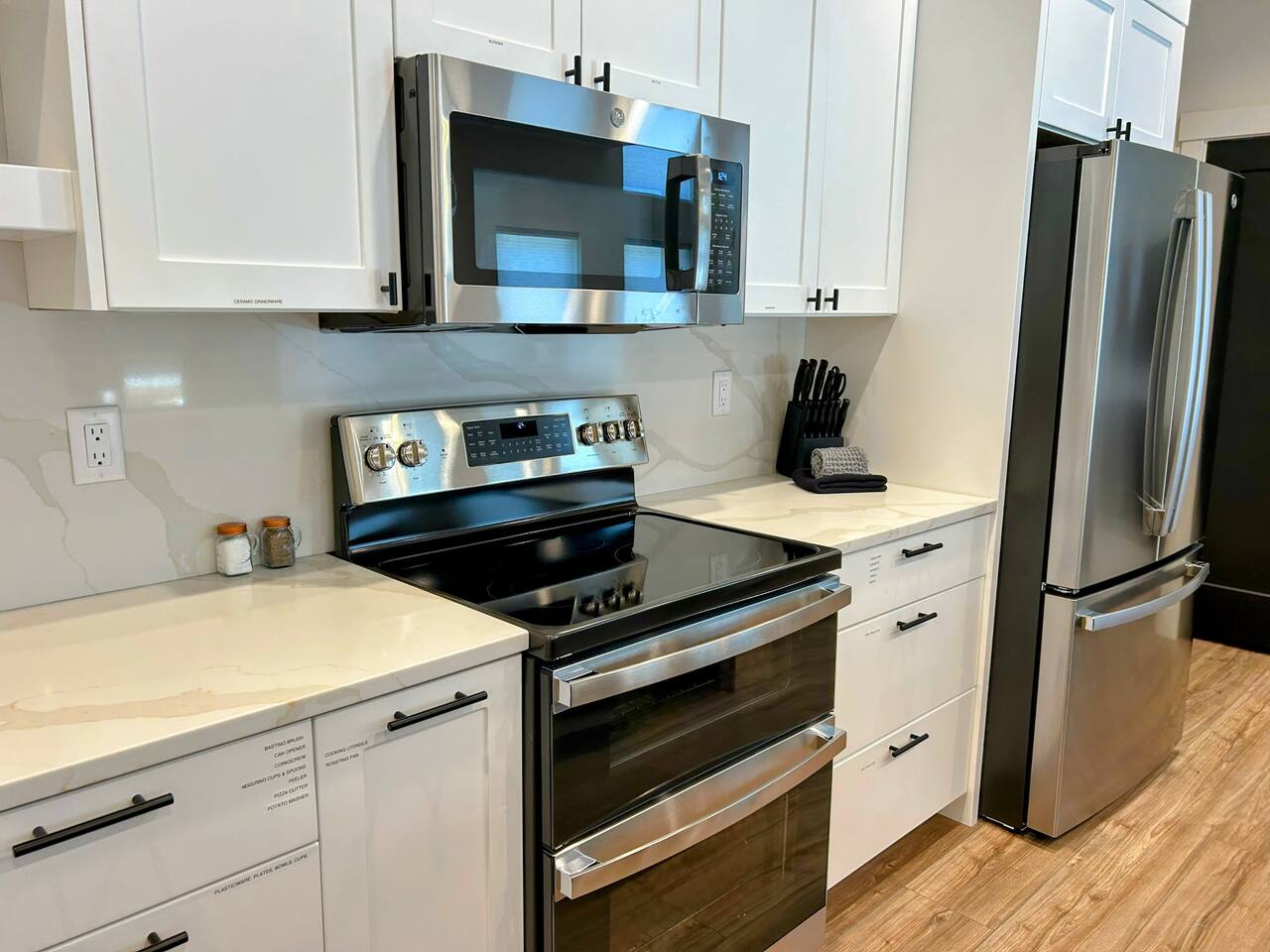 Luxury Retreat • Hot Tub • Walkable • 3 King Beds