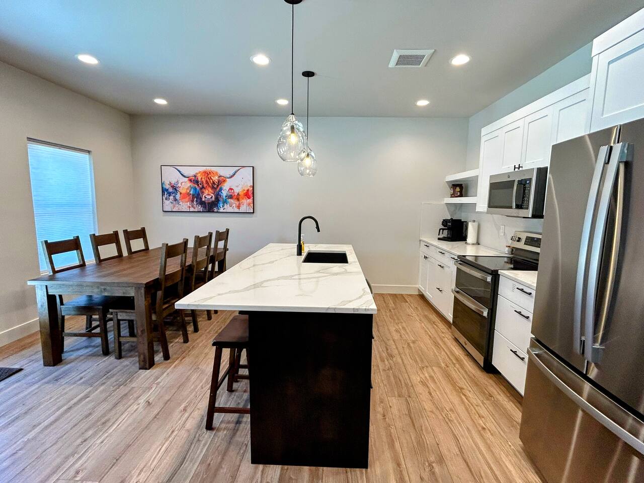 Luxury Retreat • Hot Tub • Walkable • 3 King Beds