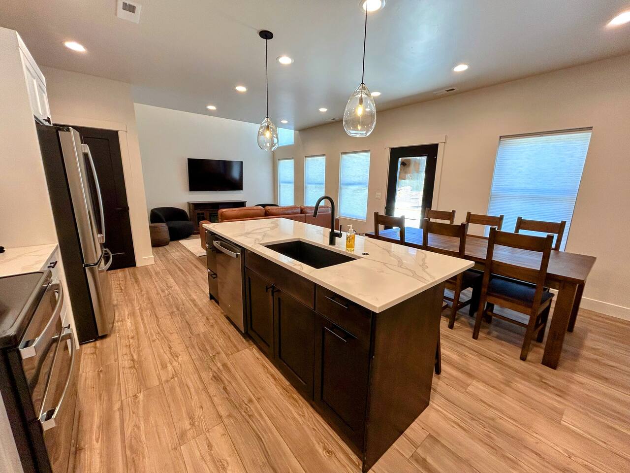 Luxury Retreat • Hot Tub • Walkable • 3 King Beds