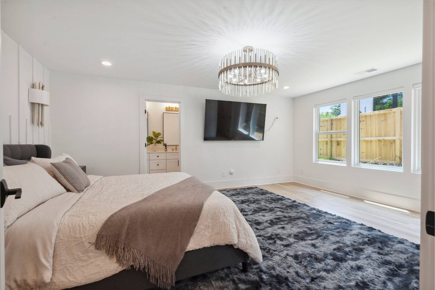 Luxury Build - King Beds - Minutes to Uptown - Holiday Home