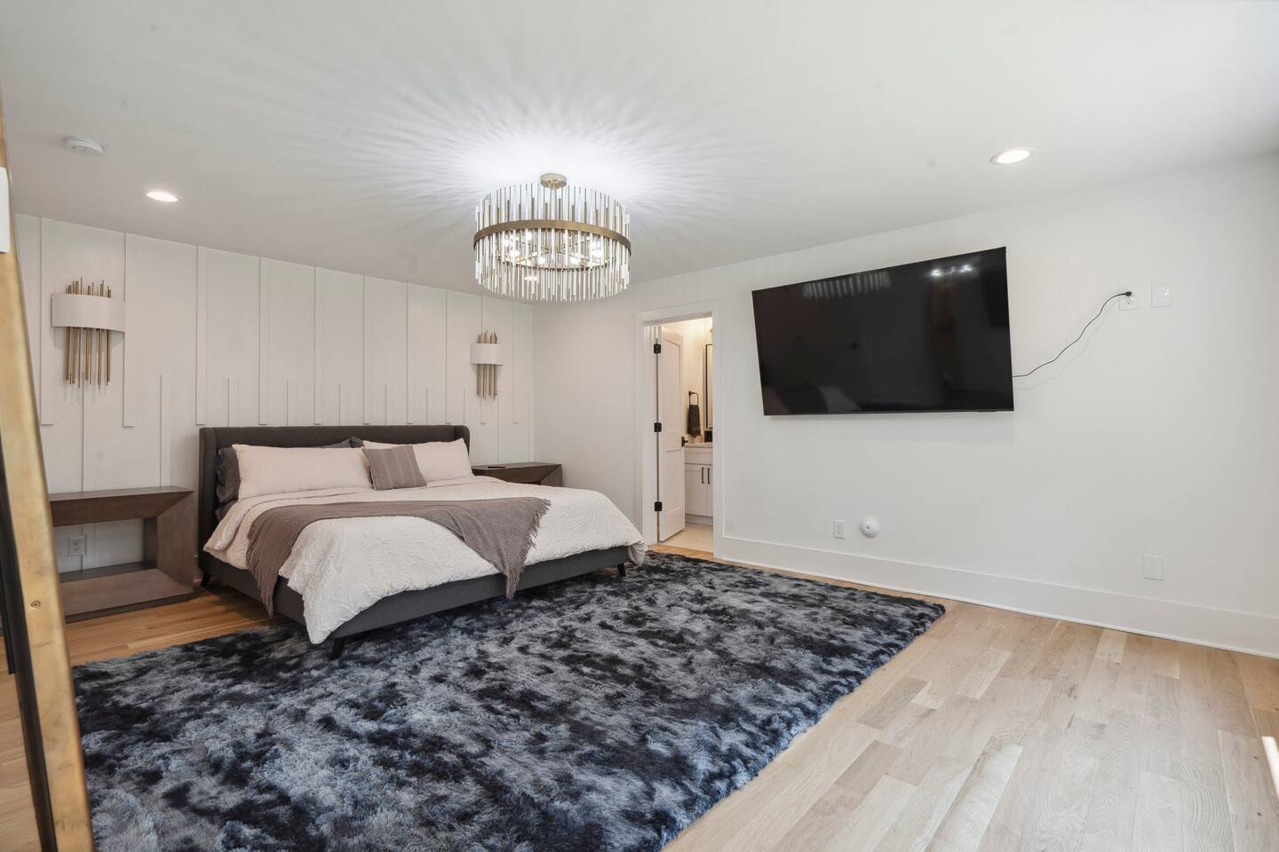 Luxury Build - King Beds - Minutes to Uptown - Holiday Home