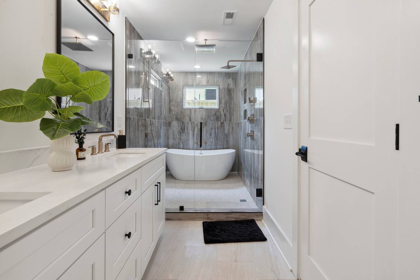 Luxury Build - King Beds - Minutes to Uptown - Holiday Home
