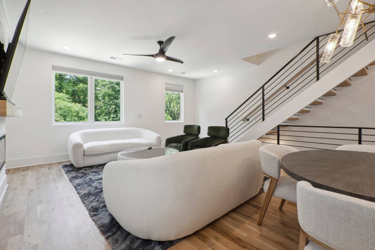 Luxury Build - King Beds - Minutes to Uptown - Holiday Home