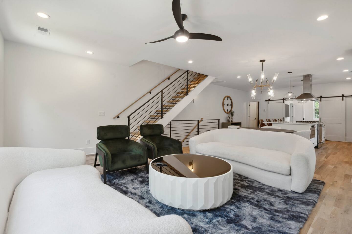 Luxury Build - King Beds - Minutes to Uptown - Holiday Home
