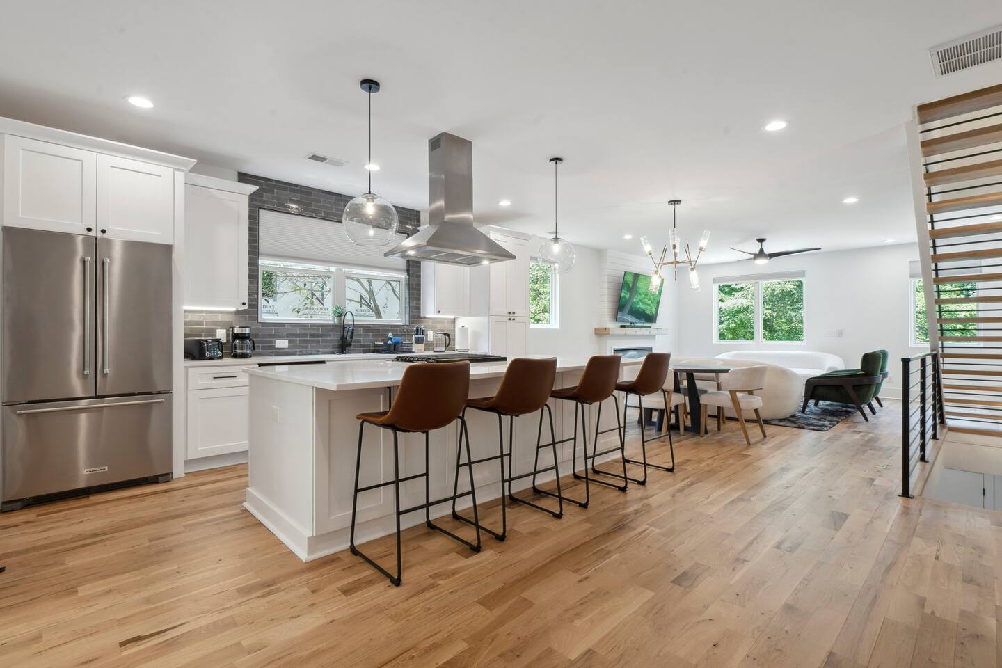 Luxury Build - King Beds - Minutes to Uptown - Holiday Home
