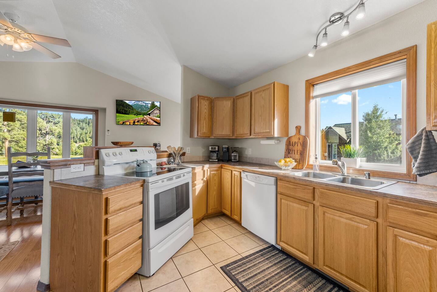 3BR Home-Quiet River Neighborhood- Ski/Hike/Fish