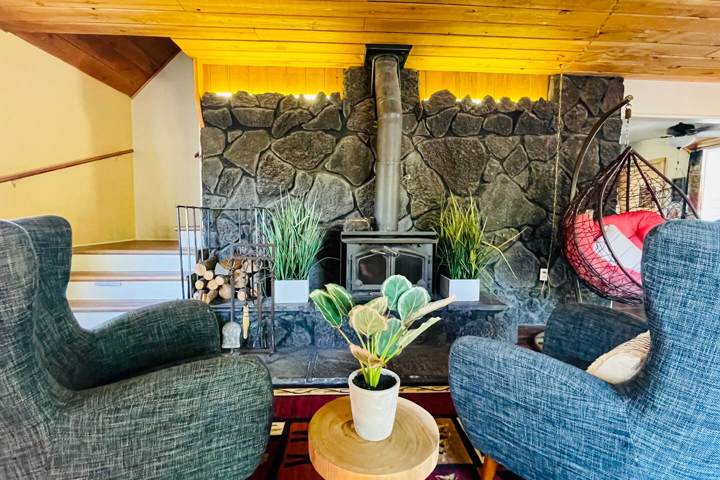 Jacuzzi, game room, star-gazing, firepit-Lassen