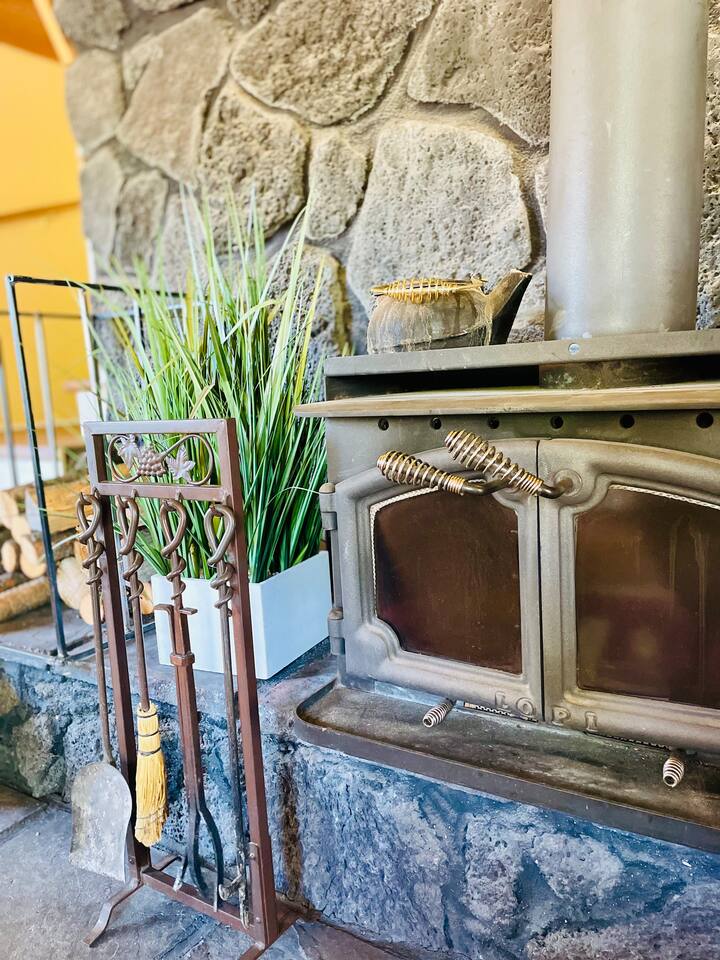 Jacuzzi, game room, star-gazing, firepit-Lassen