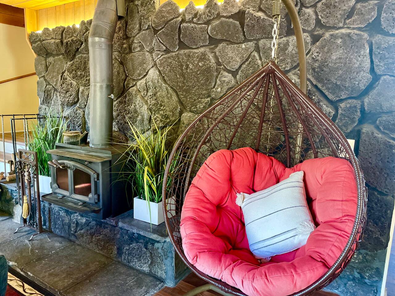 Jacuzzi, game room, star-gazing, firepit-Lassen