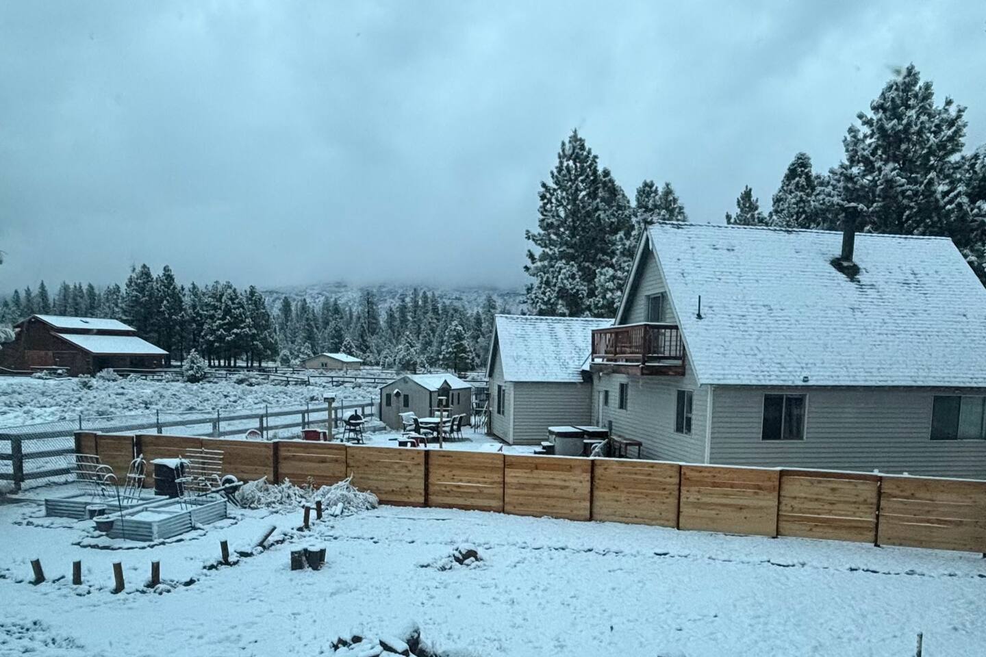Jacuzzi, game room, star-gazing, firepit-Lassen