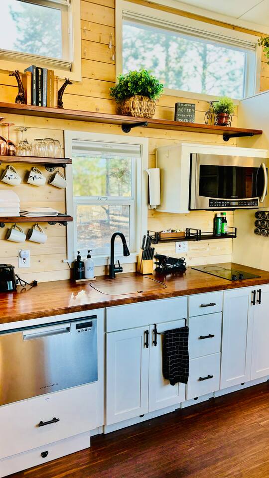 Couple’s retreat in Tiny Home w soaking tub/beach