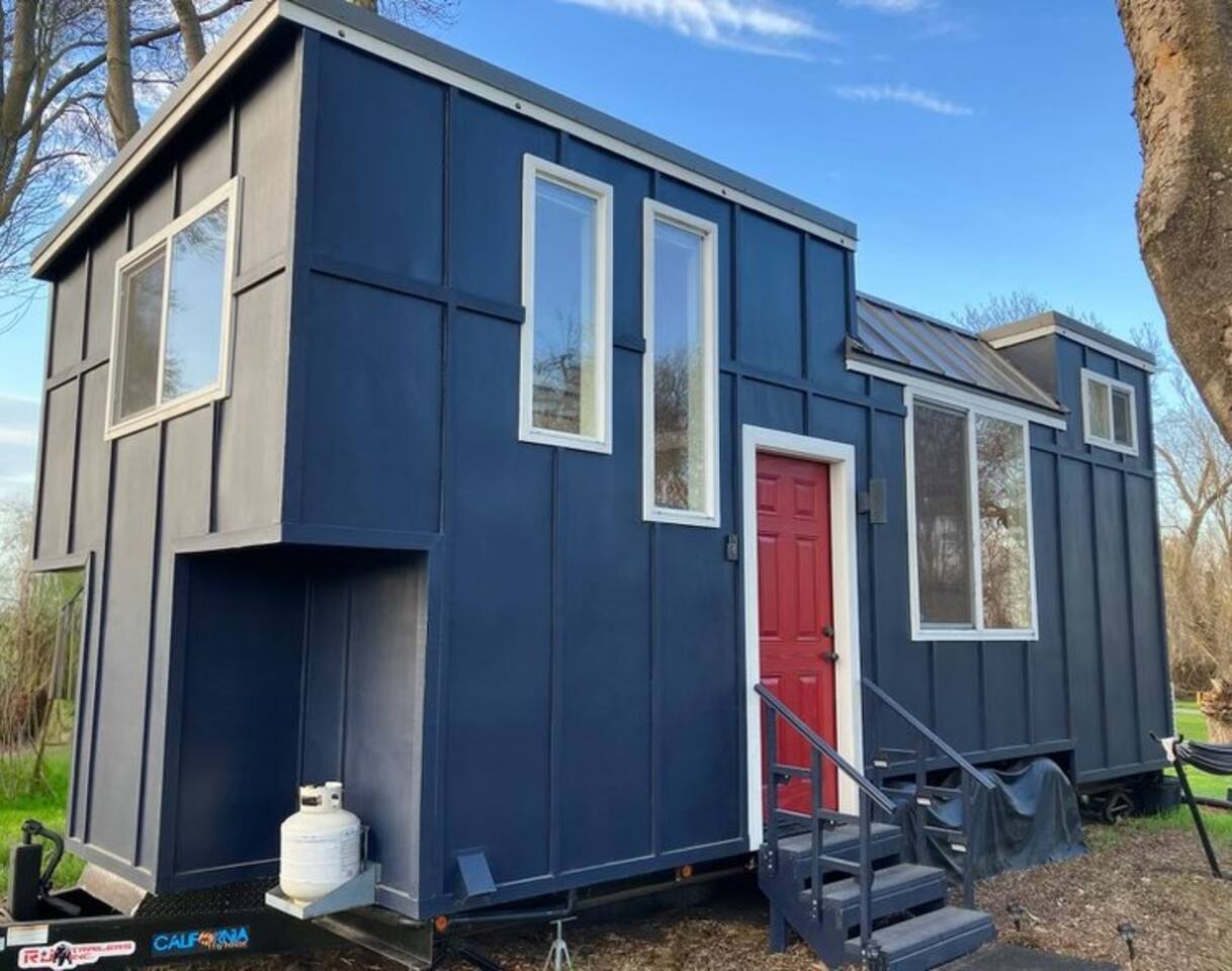 Couple’s retreat in Tiny Home w soaking tub/beach