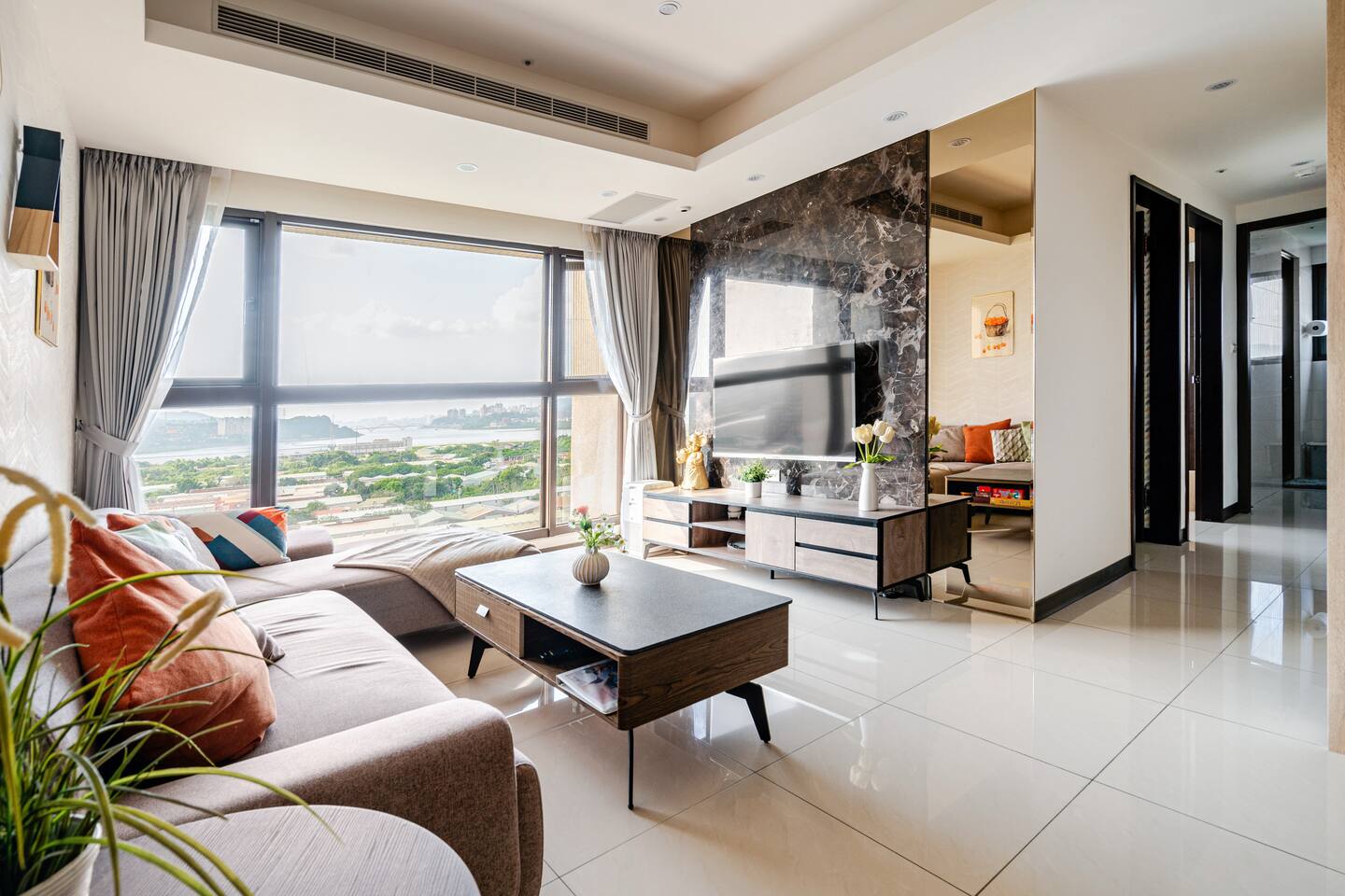 Family-friendly, River View, Steps to MRT, Pool - Apartment