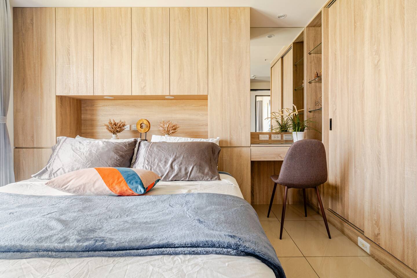 Family-friendly, River View, Steps to MRT, Pool - Apartment