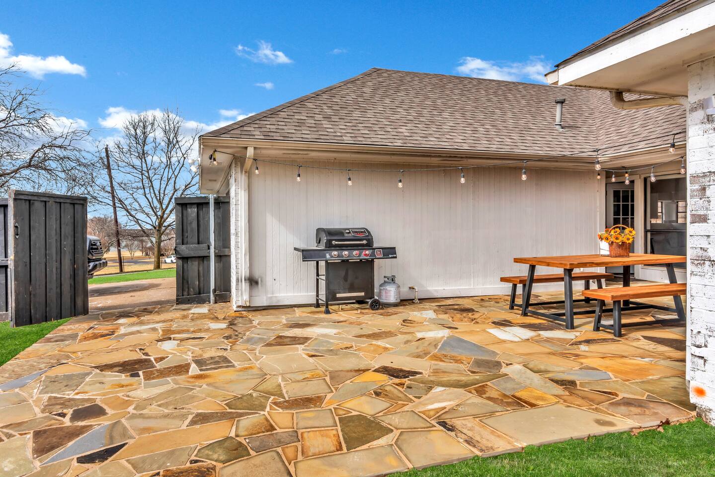 Jacuzzi Lakefront Home w/ Game room+play structure