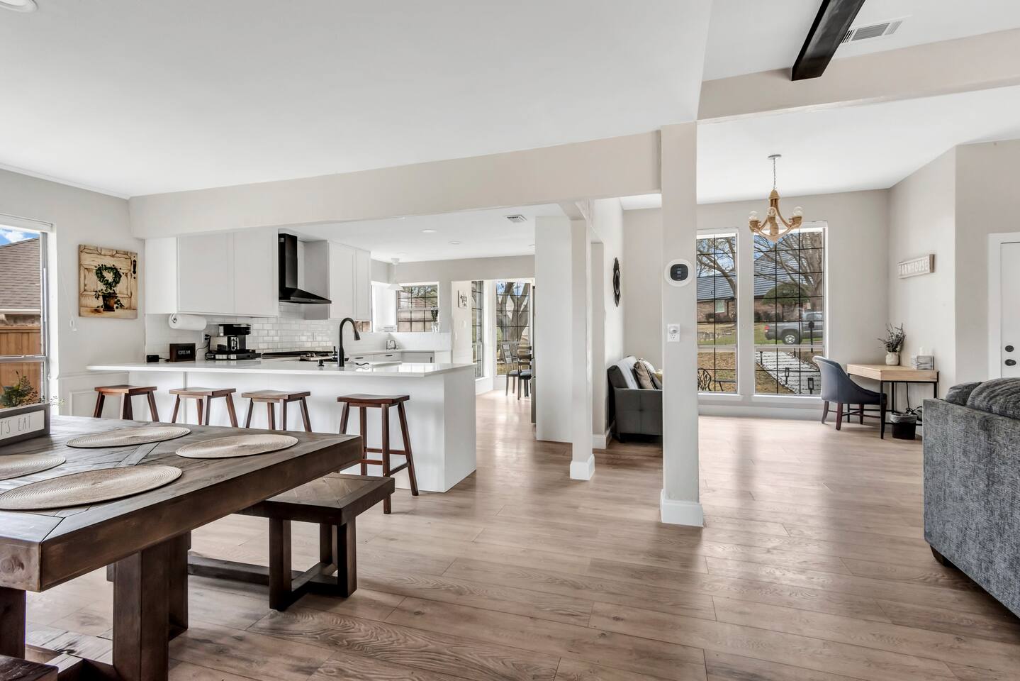 Jacuzzi Lakefront Home w/ Game room+play structure