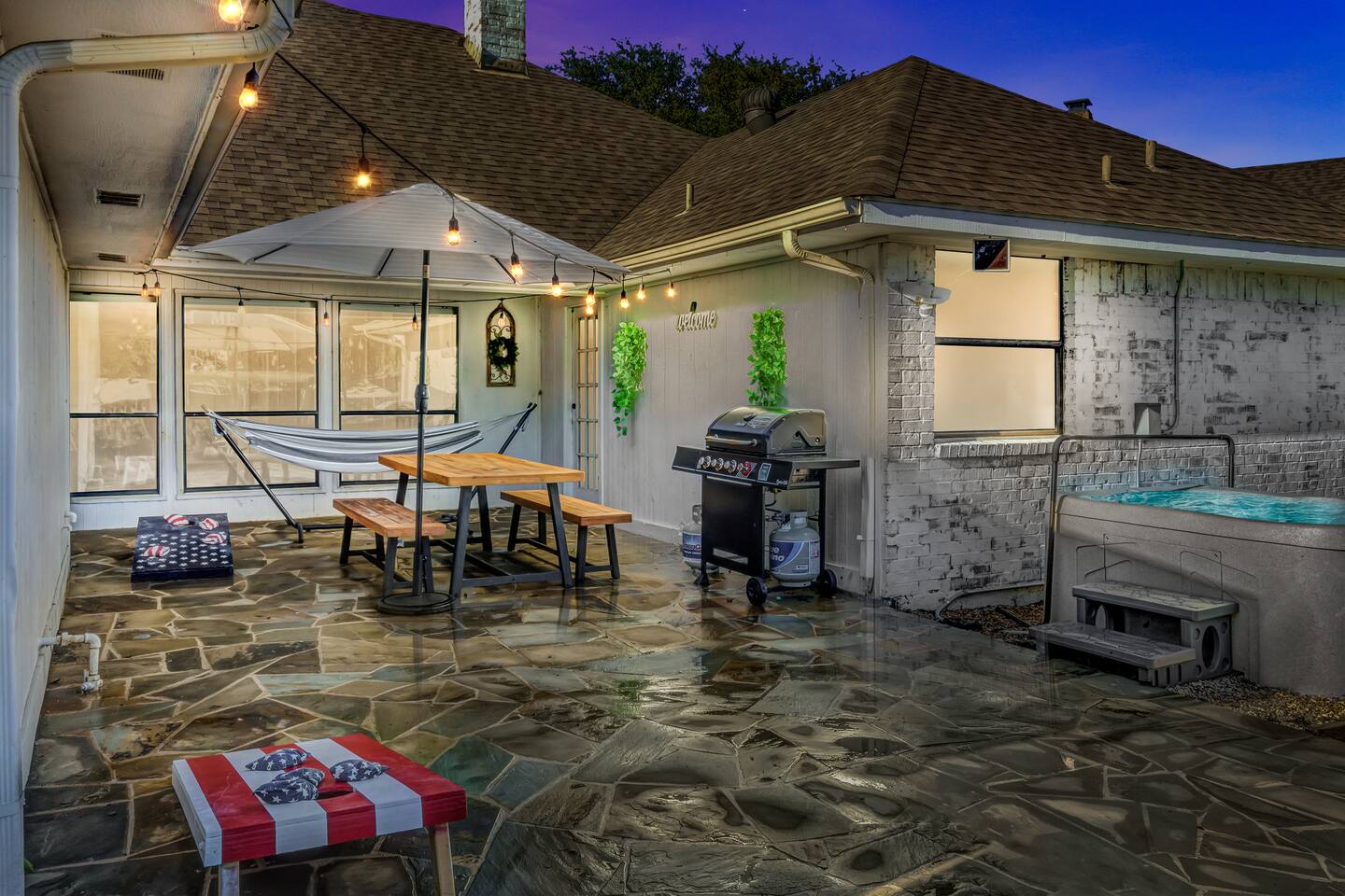 Jacuzzi Lakefront Home w/ Game room+play structure