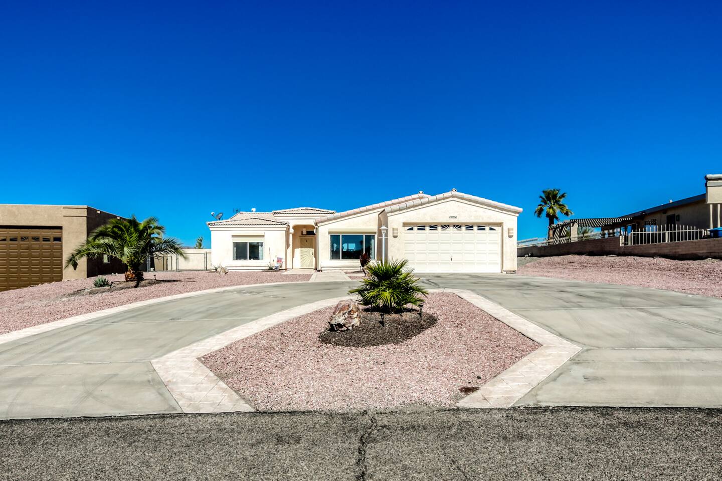 Lake Views | Pool | 3bd | Boat Parking | Sleeps 6