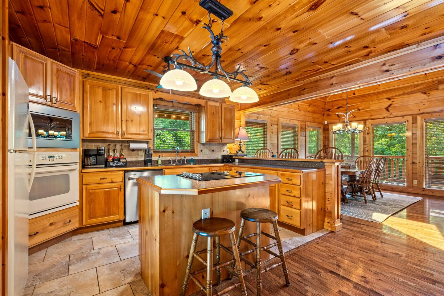 Secluded - Hot Tub, Wi-Fi, 3x Kings, Large Deck