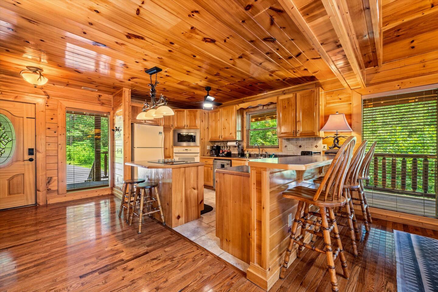 Secluded - Hot Tub, Wi-Fi, 3x Kings, Large Deck