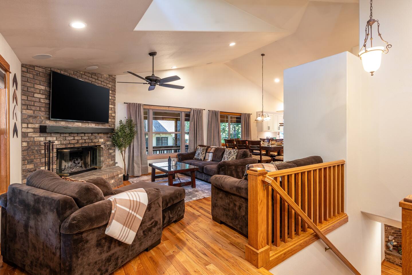 Oak & Arrow Lodge • Forest Hideaway