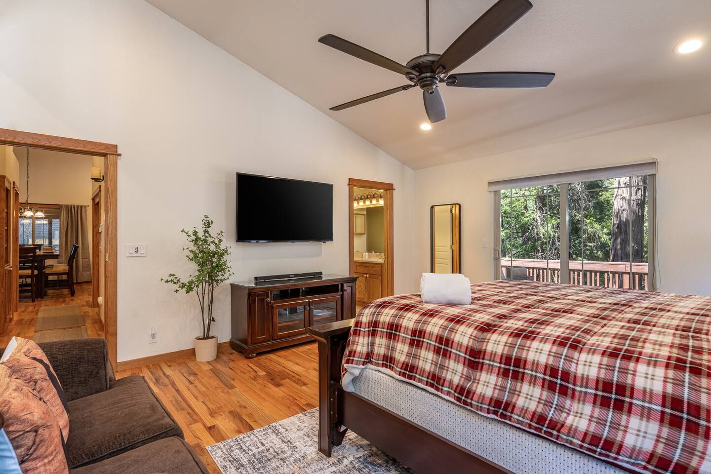 Oak & Arrow Lodge • Forest Hideaway
