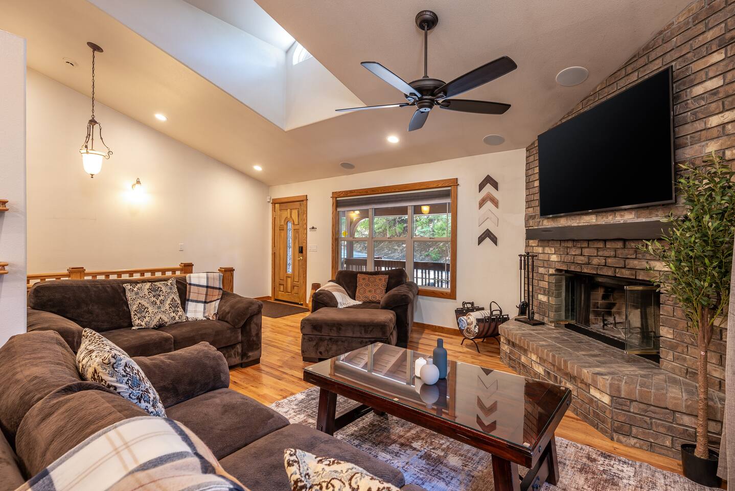 Oak & Arrow Lodge • Forest Hideaway