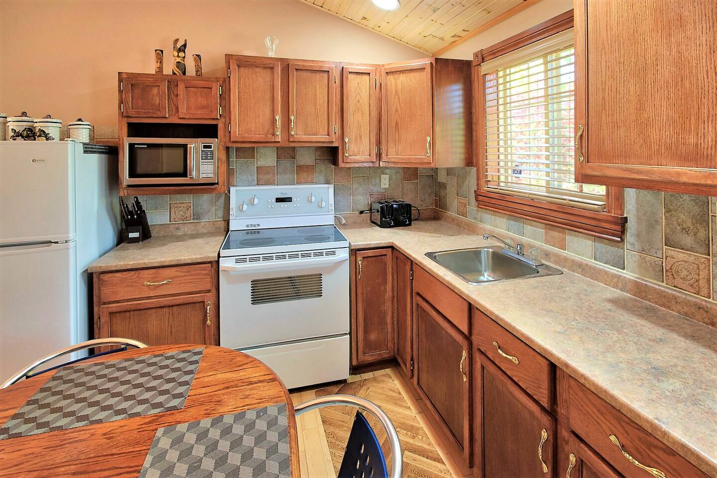 Sunset Getaway, Cozy 5 people, 2 min to beach!