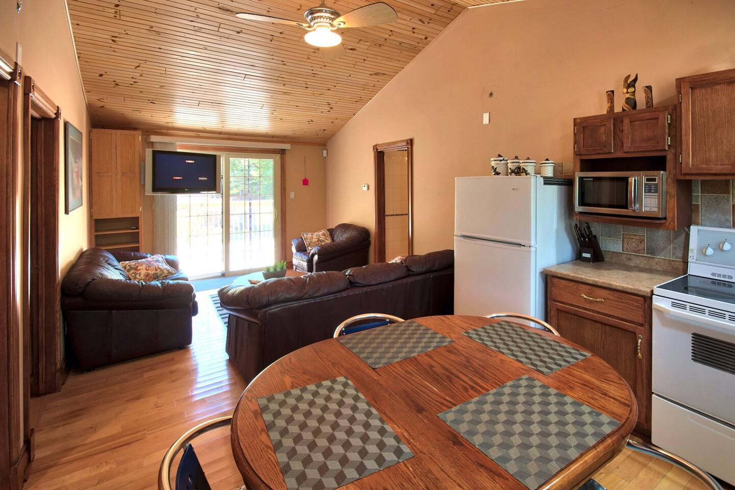Sunset Getaway, Cozy 5 people, 2 min to beach!