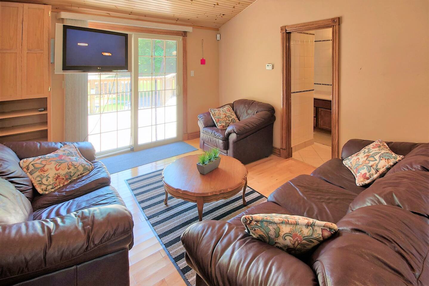 Sunset Getaway, Cozy 5 people, 2 min to beach!