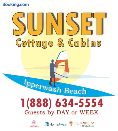 Ipperwash Bliss: Gated, Hear the wave, Sleep 7 - Holiday Home