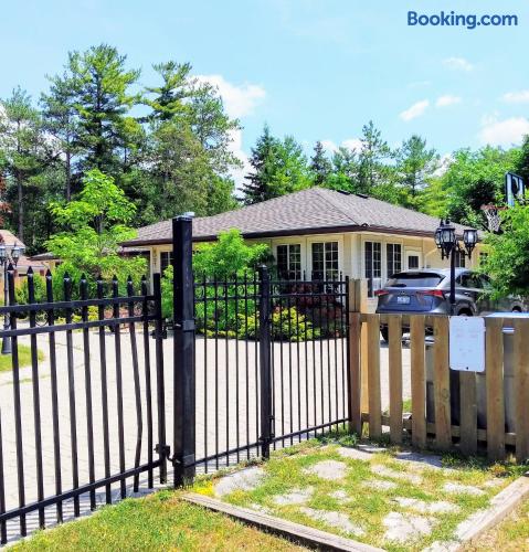 Ipperwash Bliss: Gated, Hear the wave, Sleep 7 - Holiday Home