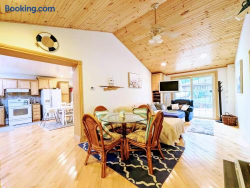 Ipperwash Bliss: Gated, Hear the wave, Sleep 7 - Holiday Home — Lambton Shores — vacation rental