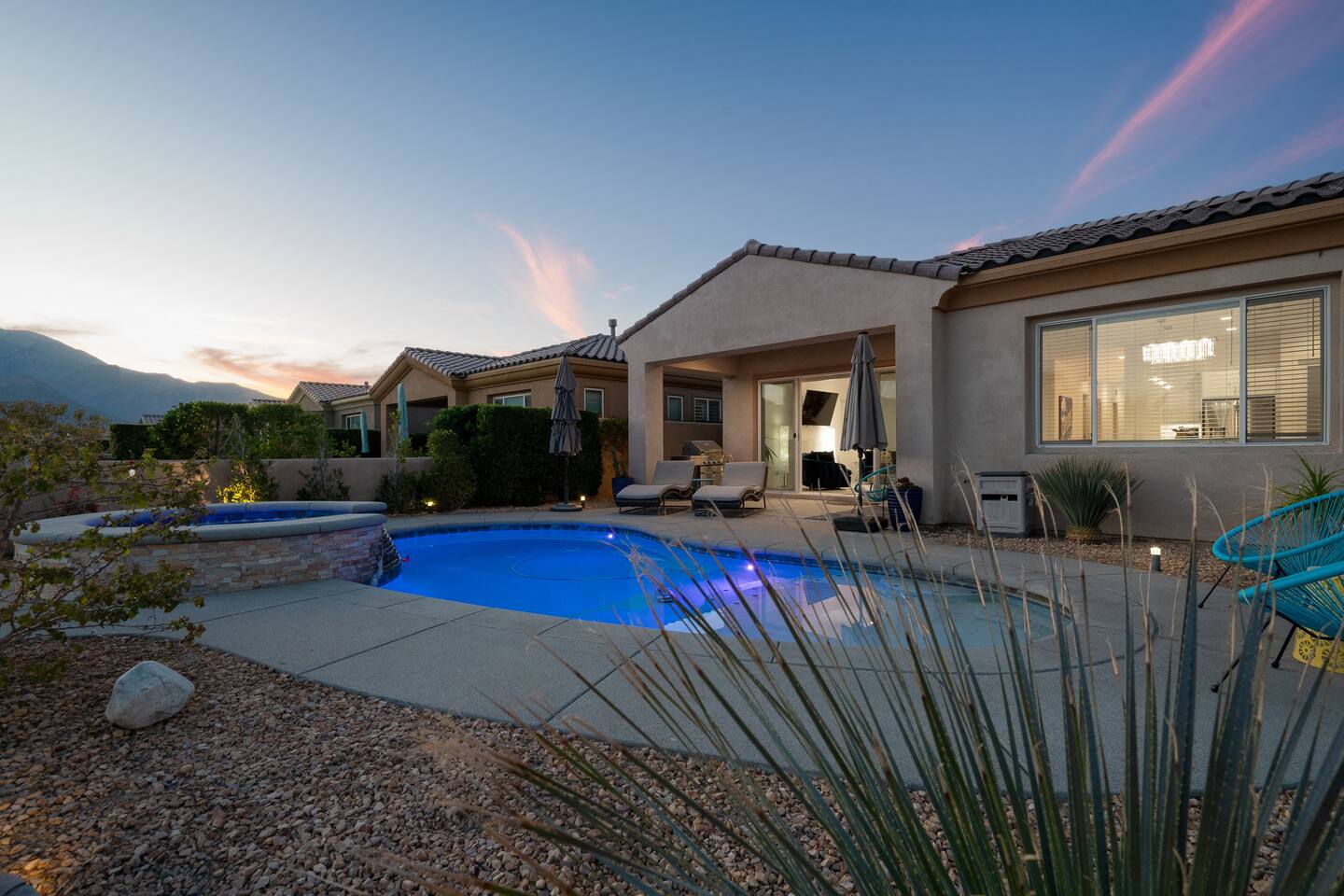 Chimayo Villa, Poolside Mtn Views close to PS