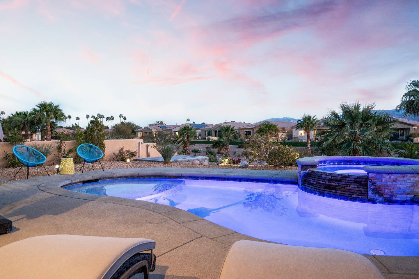 Chimayo Villa, Poolside Mtn Views close to PS