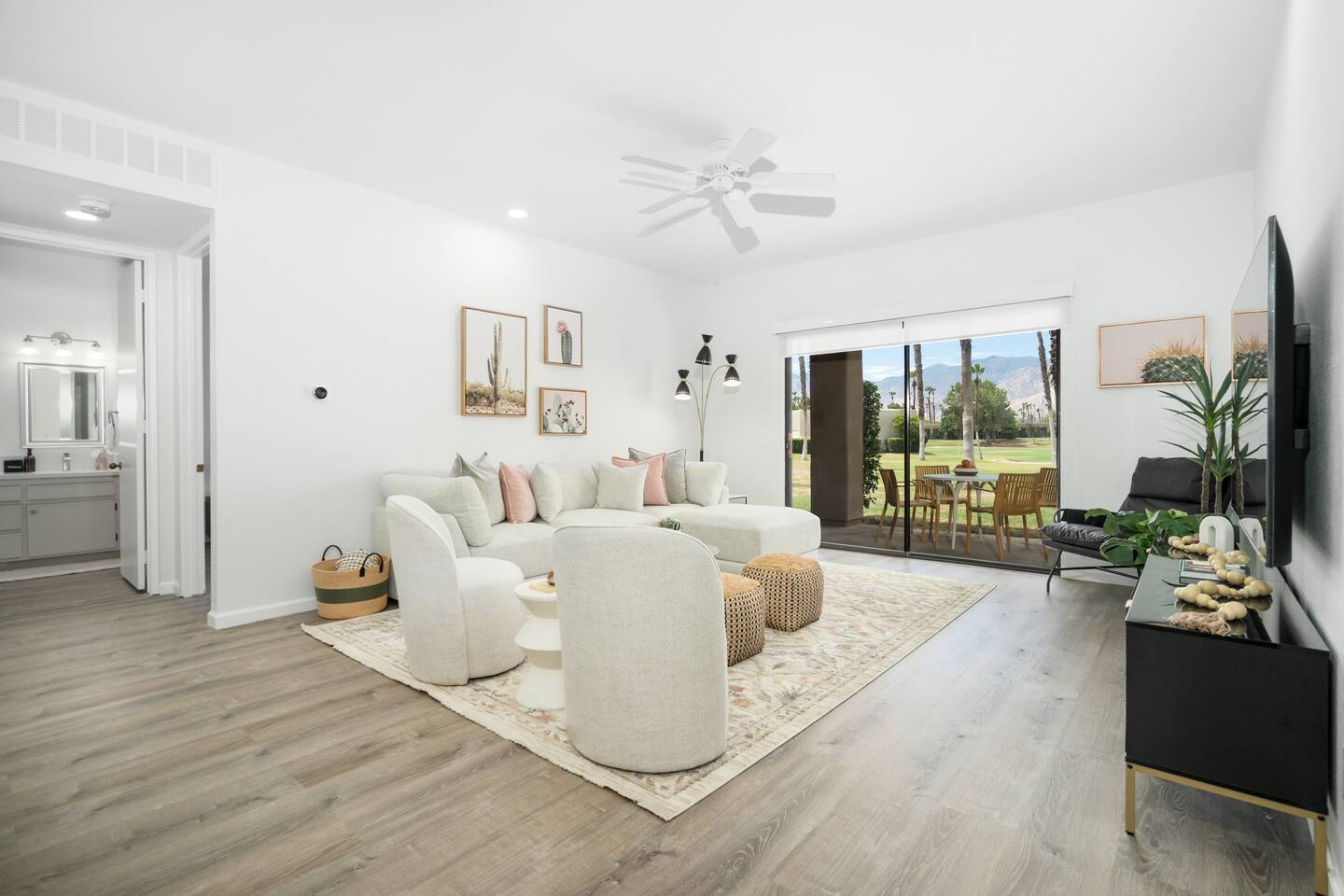 Desert Bloom, 2br ensuite 2ba Condo with Pool/Spa