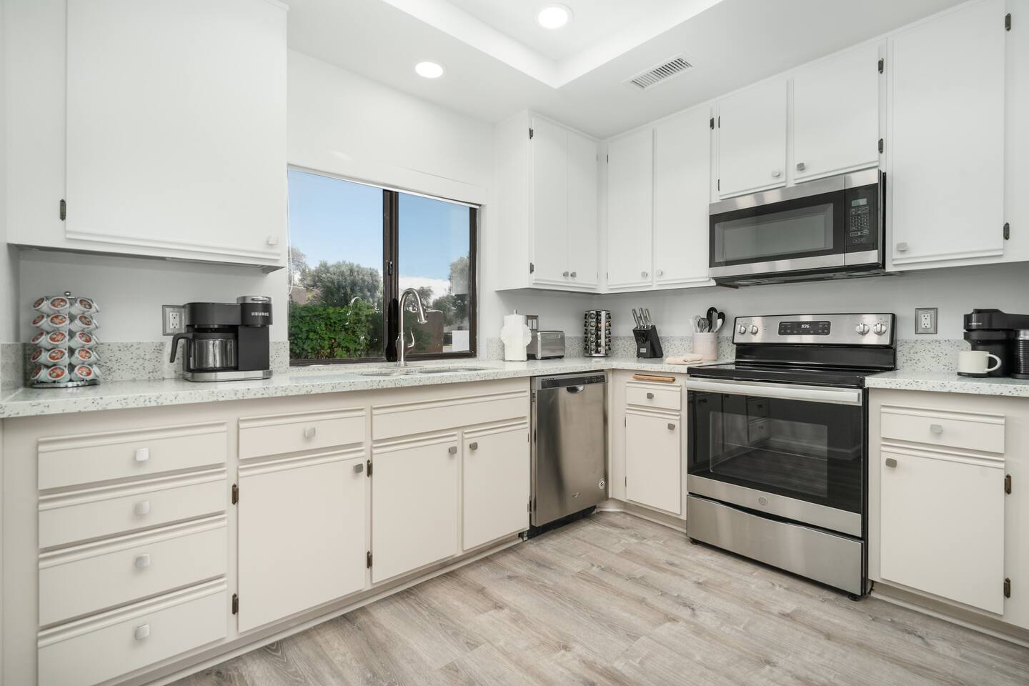 Desert Bloom, 2br ensuite 2ba Condo with Pool/Spa