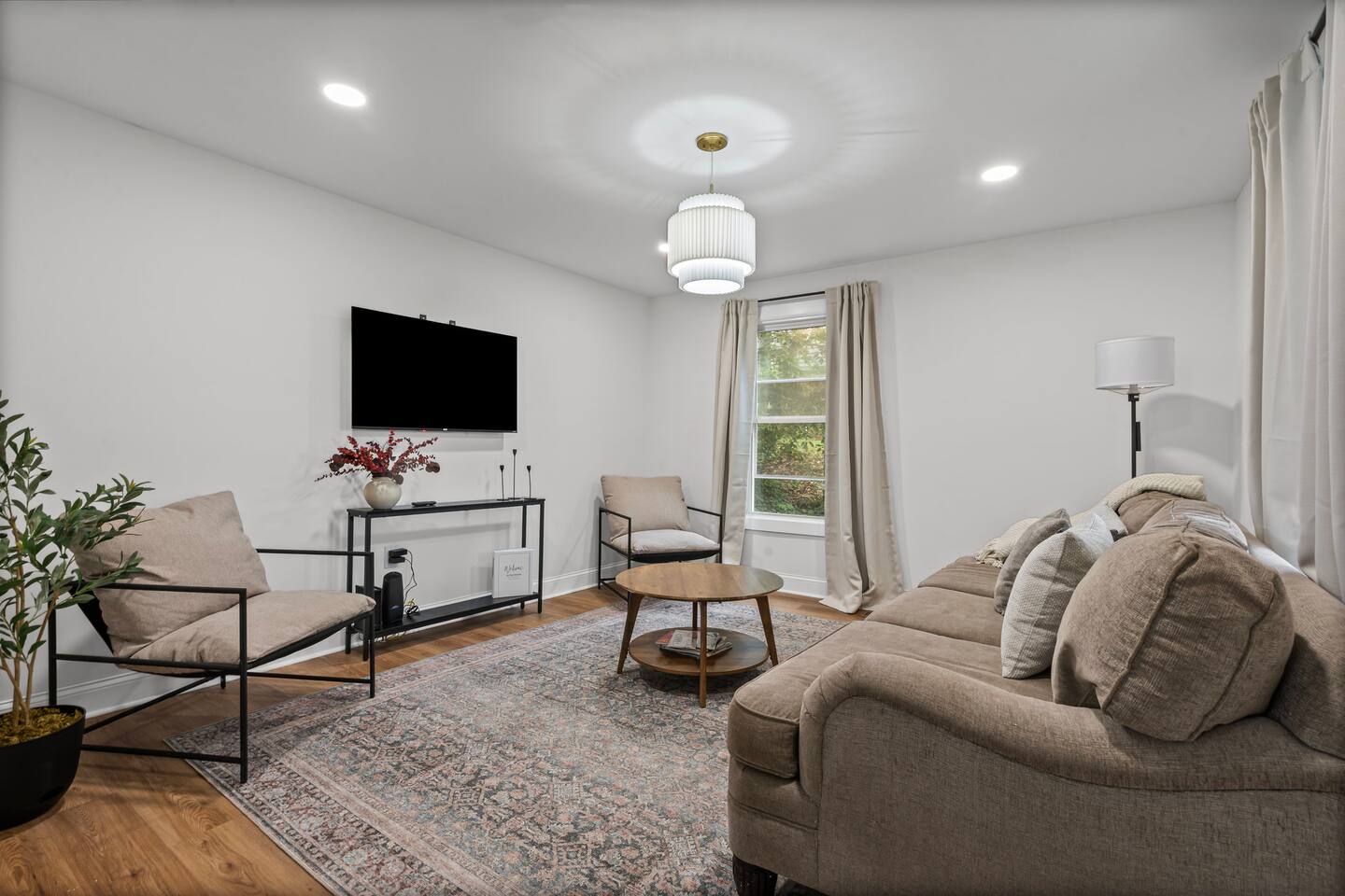Family/Pet Friendly - Professional Design