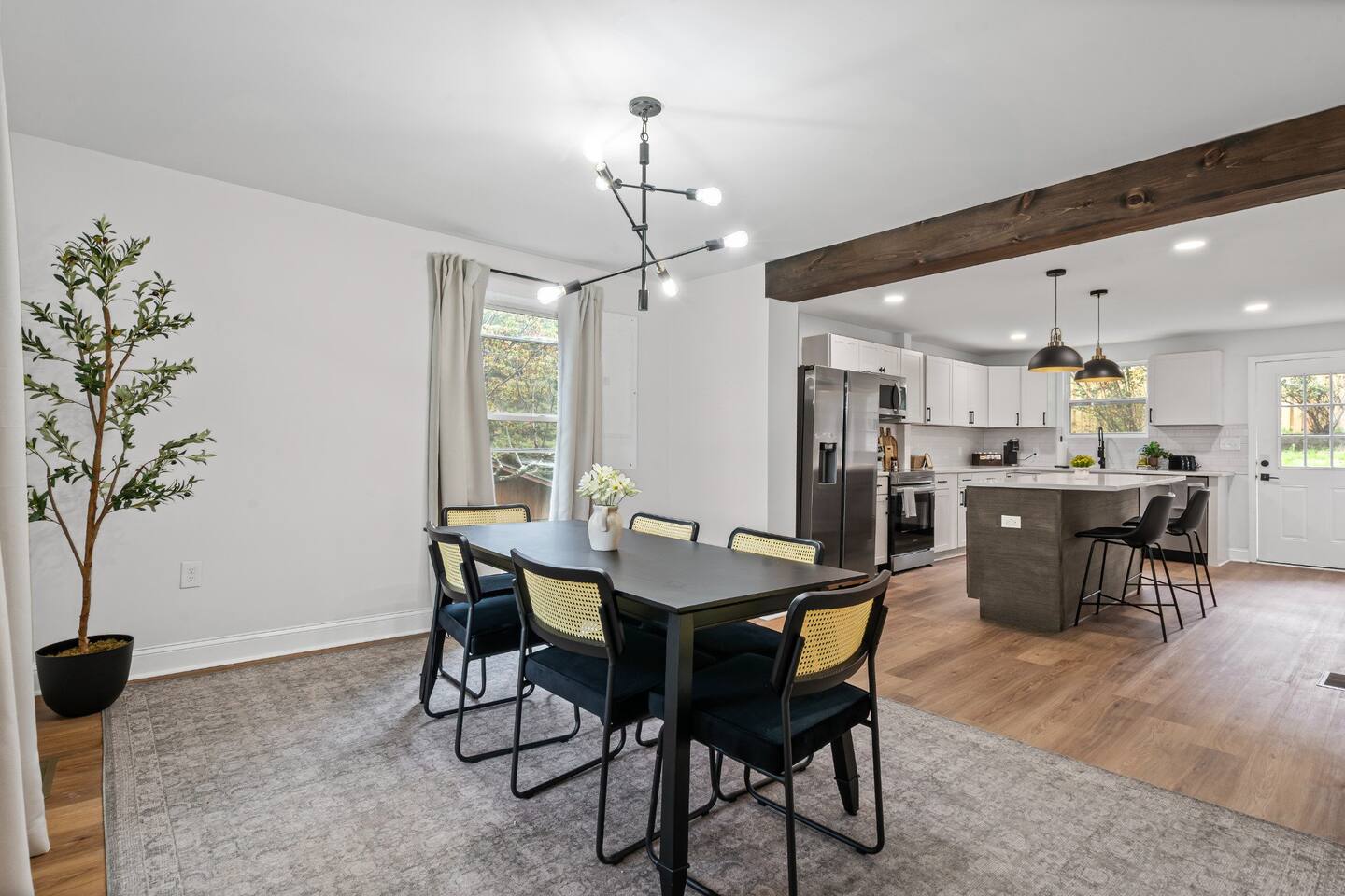 Family/Pet Friendly - Professional Design