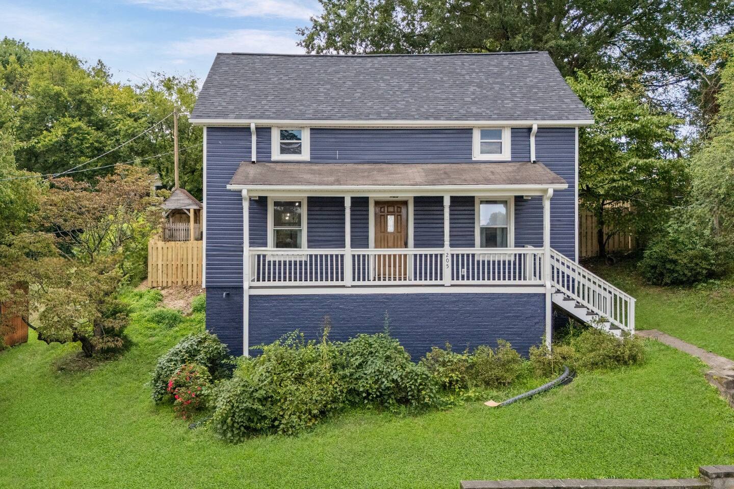 Family/Pet Friendly - Professional Design