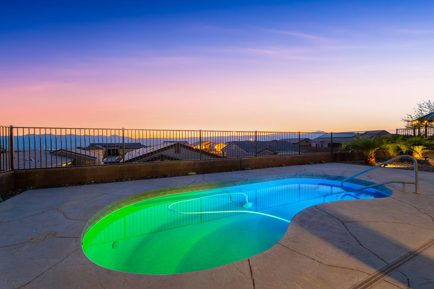 Amazing Sunset Views | Pool | 3bd | BBQ | Sleeps 7