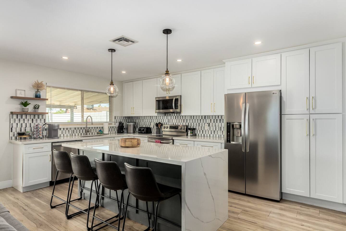 4BR Mesa Oasis w/ Putting Green and Heated Pool!